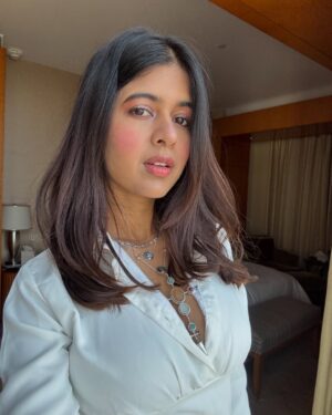 Sejal Kumar Instagram - mumbai work trip fashion moments 🧩💓 podcast ✅ panel ✅ apple event ✅ 

White and Blue Outfit @truffle_india
Gold Jewels  @amamajewels
Silver Neckpiece: @qisbyashmeet 
Styled by @vailanciaaa 
Style team @thetrendby_aman