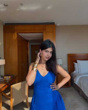 Sejal Kumar Instagram - mumbai work trip fashion moments 🧩💓 podcast ✅ panel ✅ apple event ✅ 

White and Blue Outfit @truffle_india
Gold Jewels  @amamajewels
Silver Neckpiece: @qisbyashmeet 
Styled by @vailanciaaa 
Style team @thetrendby_aman