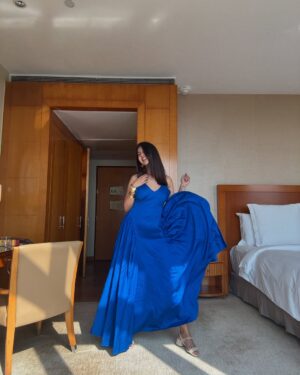 Sejal Kumar Instagram - mumbai work trip fashion moments 🧩💓 podcast ✅ panel ✅ apple event ✅ 

White and Blue Outfit @truffle_india
Gold Jewels  @amamajewels
Silver Neckpiece: @qisbyashmeet 
Styled by @vailanciaaa 
Style team @thetrendby_aman