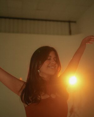 Sejal Kumar Instagram - 🧩🧩my EP finding joy is here 🧩🧩

And kahin chale music video will be up at 5pm today on my @youtubeindia channel! 
put my heart and soul into this one and I appreciate each one of you who listen and send it love! 

STREAM on @spotifyindia @applemusic and SHARE it on your storiesss! 

Some issue with the songs appearing on reels! Sorting that out with tunecore 💓