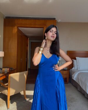 Sejal Kumar Instagram - mumbai work trip fashion moments 🧩💓 podcast ✅ panel ✅ apple event ✅ 

White and Blue Outfit @truffle_india
Gold Jewels  @amamajewels
Silver Neckpiece: @qisbyashmeet 
Styled by @vailanciaaa 
Style team @thetrendby_aman