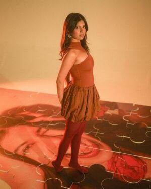 Sejal Kumar Instagram - 🧩🧩my EP finding joy is here 🧩🧩

And kahin chale music video will be up at 5pm today on my @youtubeindia channel! 
put my heart and soul into this one and I appreciate each one of you who listen and send it love! 

STREAM on @spotifyindia @applemusic and SHARE it on your storiesss! 

Some issue with the songs appearing on reels! Sorting that out with tunecore 💓