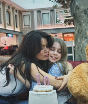 Seray Kaya Instagram - iyi ki doğdun oyun arkadaşım! 💘🌸👩🏻‍🎤🧃🪁