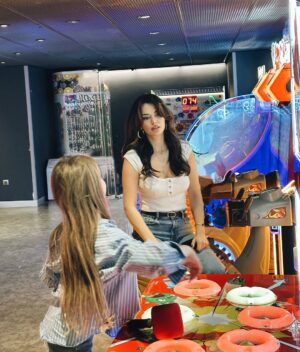 Seray Kaya Instagram - iyi ki doğdun oyun arkadaşım! 💘🌸👩🏻‍🎤🧃🪁