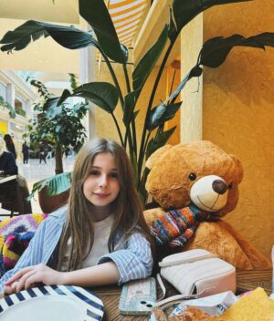 Seray Kaya Instagram - iyi ki doğdun oyun arkadaşım! 💘🌸👩🏻‍🎤🧃🪁