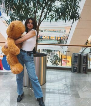 Seray Kaya Instagram - iyi ki doğdun oyun arkadaşım! 💘🌸👩🏻‍🎤🧃🪁