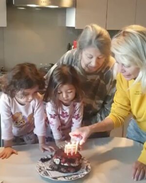 Seray Sever Instagram - Bugün en kıymetlilerimin doğum günü 🧿🙏❤️♾️canım annem ve biricik kocam❤️Hayatımın anlamları… Sizi seviyorum 🥰 Nice senelere sağlıkla mutlulukla huzurla sevgiyle hep beraber ♾️Rabbim ailemizi korusun 🤲şükürler olsun 🙏🧿♾️❤️ #ailem #family #kıymetlilerim #maşallah #bebeklerim #mytwins