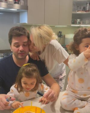 Seray Sever Instagram - Bugün en kıymetlilerimin doğum günü 🧿🙏❤️♾️canım annem ve biricik kocam❤️Hayatımın anlamları… Sizi seviyorum 🥰 Nice senelere sağlıkla mutlulukla huzurla sevgiyle hep beraber ♾️Rabbim ailemizi korusun 🤲şükürler olsun 🙏🧿♾️❤️ #ailem #family #kıymetlilerim #maşallah #bebeklerim #mytwins