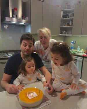 Seray Sever Instagram - Bugün en kıymetlilerimin doğum günü 🧿🙏❤️♾️canım annem ve biricik kocam❤️Hayatımın anlamları… Sizi seviyorum 🥰 Nice senelere sağlıkla mutlulukla huzurla sevgiyle hep beraber ♾️Rabbim ailemizi korusun 🤲şükürler olsun 🙏🧿♾️❤️ #ailem #family #kıymetlilerim #maşallah #bebeklerim #mytwins