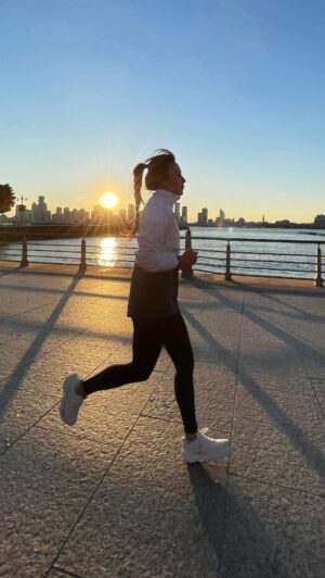 Serena Fang Instagram - 從台北跑到紐約
我 準備好了！

我終於跑到了這裡
挑戰這個不可能的任務
自己都覺得不可思議 

謝謝 @newbalance 邀請
首次馬拉松42k在紐約🗽✨
週末就是賽事了
第一次跑就全馬
還是海外賽事
興奮同時也很緊張
沒有體驗過的距離

背號 46636 
請為我加油🤍✨🥰

平安健康完賽
#這是個勵志的故事 #狂房不羁 
#newbalance #runyourway #NBRCTW #TCSNYCMarathon