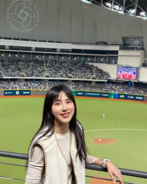 Serena Fang Instagram - 令人感動的比賽，四場都進場支持
不論輸贏跟著全場凝聚在ㄧ起⚾️🔥
我想這就是棒球的熱血魔力。
坐在看台上的我們只能給予球員支持跟鼓
曾經開球過的我都難忘站在投手丘的渺小感覺
更何況是如此高壓的賽事，真的很不容易呢！
贏的當下真的太開心

WBC經典賽資格賽
謝謝你們努力拿下勝利
辛苦了好好休息 
我也要好好的保養 
我的喉嚨🙂

有誰也喜歡棒球的嗎？😆

#前進東京 #teamtaiwan
