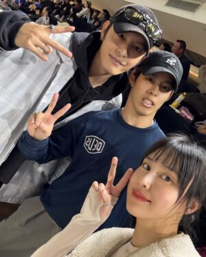Serena Fang Instagram - 令人感動的比賽，四場都進場支持
不論輸贏跟著全場凝聚在ㄧ起⚾️🔥
我想這就是棒球的熱血魔力。
坐在看台上的我們只能給予球員支持跟鼓
曾經開球過的我都難忘站在投手丘的渺小感覺
更何況是如此高壓的賽事，真的很不容易呢！
贏的當下真的太開心

WBC經典賽資格賽
謝謝你們努力拿下勝利
辛苦了好好休息 
我也要好好的保養 
我的喉嚨🙂

有誰也喜歡棒球的嗎？😆

#前進東京 #teamtaiwan