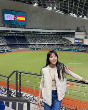 Serena Fang Instagram - 令人感動的比賽，四場都進場支持
不論輸贏跟著全場凝聚在ㄧ起⚾️🔥
我想這就是棒球的熱血魔力。
坐在看台上的我們只能給予球員支持跟鼓
曾經開球過的我都難忘站在投手丘的渺小感覺
更何況是如此高壓的賽事，真的很不容易呢！
贏的當下真的太開心

WBC經典賽資格賽
謝謝你們努力拿下勝利
辛苦了好好休息 
我也要好好的保養 
我的喉嚨🙂

有誰也喜歡棒球的嗎？😆

#前進東京 #teamtaiwan