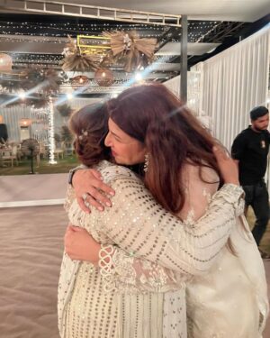 Shagufta Ejaz Instagram - About last night, @yashmeera.jan ‘s Nikah.
Cant believe @shabbirfareeda how time flew, it seems not too far behind when i held her as newborn in my arms and now MashaAllah she has grown up to be a beautiful girl inside and out.
Wish you all a very happy, healthy and smooth life ahead.💕❤️