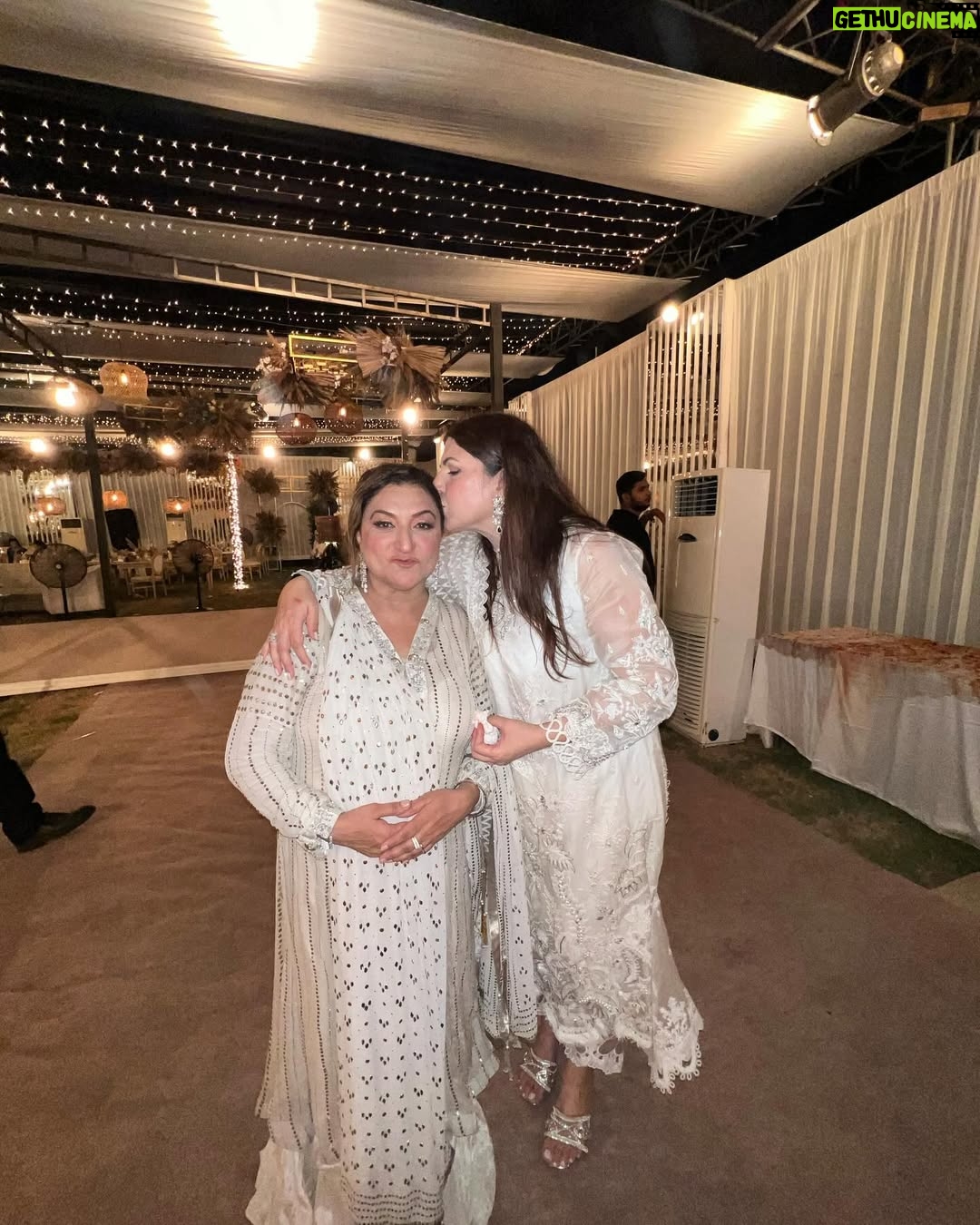 Shagufta Ejaz - 64.5K Likes - About last night, @yashmeera.jan ās Nikah.
Cant believe @shabbirfareeda how time flew, it seems not too far behind when i held her as newborn in my arms and now MashaAllah she has grown up to be a beautiful girl inside and out.
Wish you all a very happy, healthy and smooth life ahead.šā¤ļø