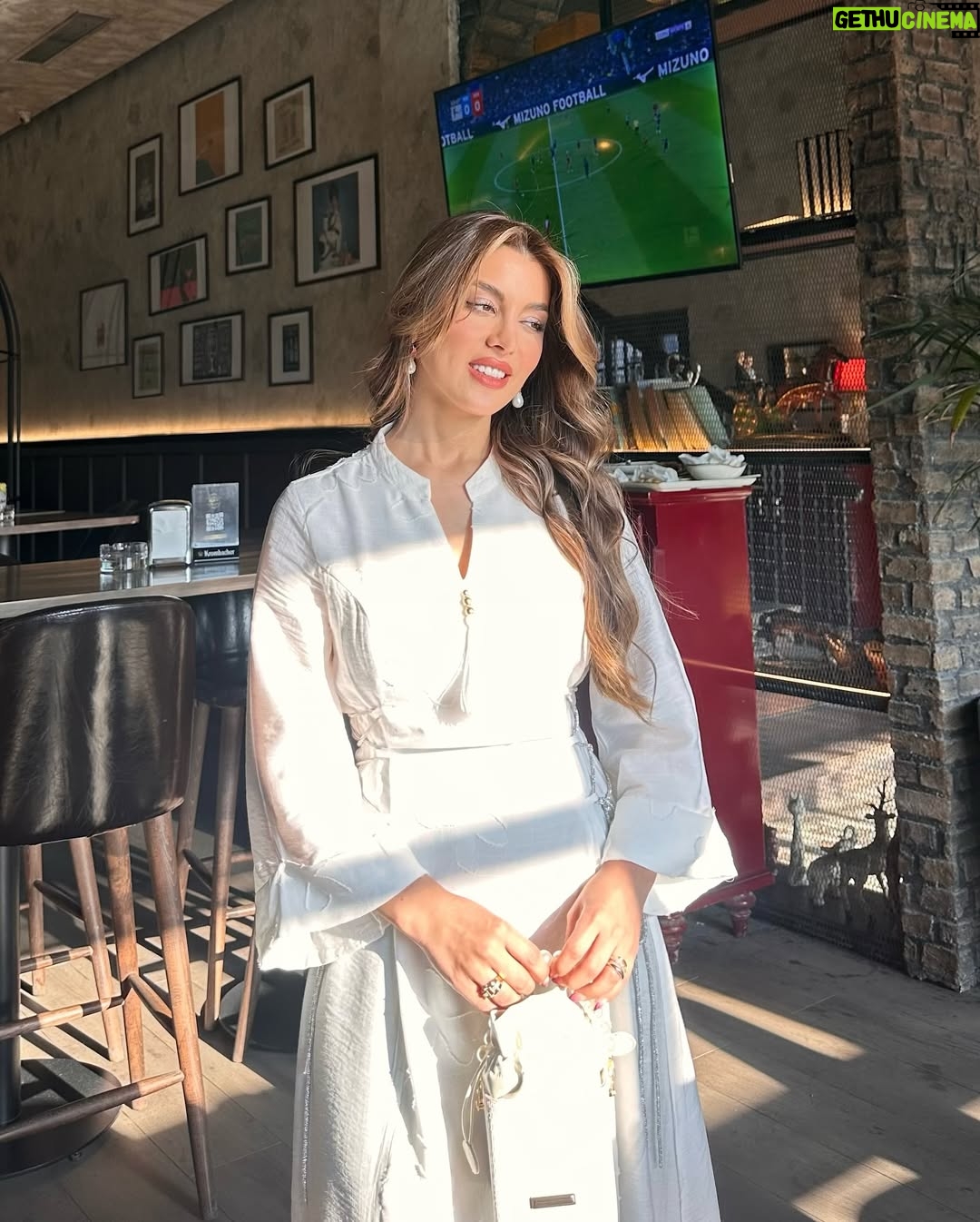 Shahad Salmman - 8.9K Likes - Dressed in white, feeling the peace and blessings of Ramadan 🙏🤍🕊️
#RamadanBeauty with #Savana @savana_ar 🌙✨
#savanaramadan