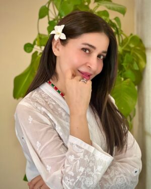 Shaista Lodhi Instagram - People say I wear white too much, but oh well! 🌸

P.S swipe to see me struggling with the flower 😝