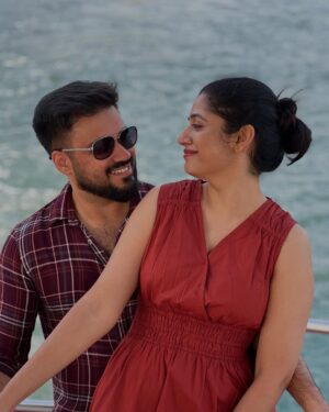 Shambhavy gurumoorthy Instagram - Romanticising life 🫧🌸🪸💌🐚

#samandprasi #youtuber #instalife #trending #trendingpost #trendingcouples👫 #tamil #travelblog #travelling #kerala #kochi #instapic #instafam #friendsreunion❤️ #sea #boating #instalike #sea #waves #sandytoes #saltyhairdontcare #seaside #sealovers #jetty #loveforbeaches #beaches #beachlover