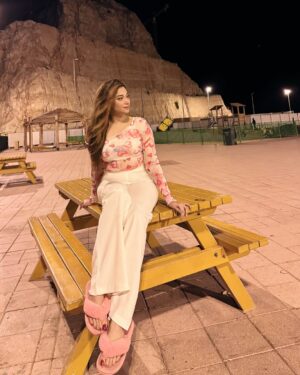 Shameen Khan Instagram - Bora Bora means ?? 
.
.
.
.
#apdhillon #apdillon #dubai🇦🇪 #jabalhafeet #mountians #dubaimountains #hills #winters #uae #newyears