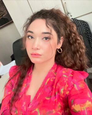 Shameen Khan Instagram - Choose wisely, ditch the fakes. Xoxo 😙🍄🎧#
•
•
•
•
•
#today #october #workworkworkworkwork 😇 #fyp