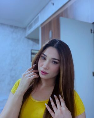 Shameen Khan Instagram - بڑے نادان ہو میرے لیے گلاب لائے ہو 
کے ہم سے ہی بہاروں کا یہاں موسم ساور تا ہے
🤭🎧