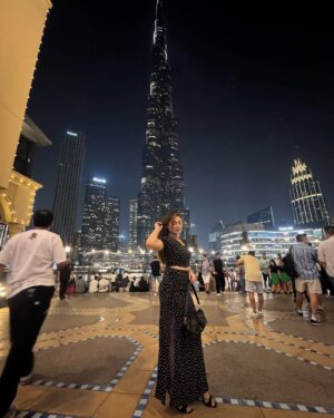 Shameen Khan Instagram - Twinning vibes on point! 

.
.
#burjkhalifa #twinning #dubailife🇦🇪 #dxb #shein #lookoftheday #fyp #heels #forever