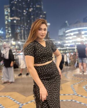 Shameen Khan Instagram - Twinning vibes on point! 

.
.
#burjkhalifa #twinning #dubailife🇦🇪 #dxb #shein #lookoftheday #fyp #heels #forever