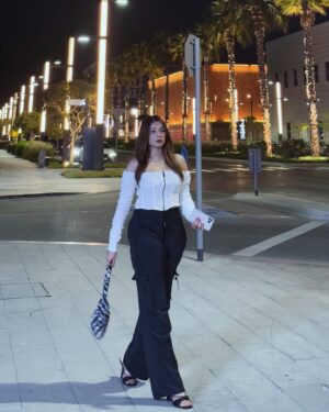 Shameen Khan Instagram - Discovering new opportunities for selflove 🦢 
•
•
•
•
#dxb #citywalkdubai #dubailifestyle #selflove #citywalk #uae #hair #heels #shien #lookoftheday