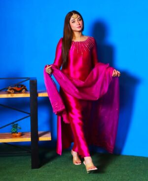 Shameen Khan Instagram - 💖💕💞💓💗💝💘🩷
.
.
.
#2025 #newyears #beauty #photoshoot #fashion #photoghraphy