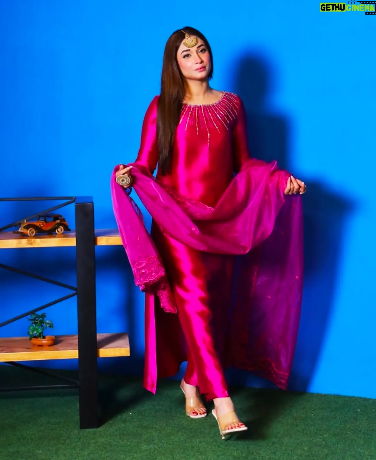 Shameen Khan - 1.6K Likes - 💖💕💞💓💗💝💘🩷
.
.
.
#2025 #newyears #beauty #photoshoot #fashion #photoghraphy