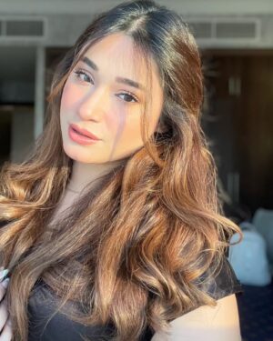 Shameen Khan Instagram - ☃️ 

Comment on your fav one 💫

#snow #winter #uae #hair #curls #healty #beauty #dxb #black ❄️ #makeupideas #makeuptutorial #fyp #instagram #sunshine #goldenlight #sunset #beauty #one