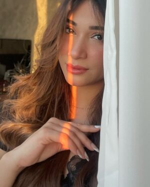 Shameen Khan Instagram - ☃️ 

Comment on your fav one 💫

#snow #winter #uae #hair #curls #healty #beauty #dxb #black ❄️ #makeupideas #makeuptutorial #fyp #instagram #sunshine #goldenlight #sunset #beauty #one