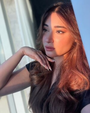 Shameen Khan Instagram - ☃️ 

Comment on your fav one 💫

#snow #winter #uae #hair #curls #healty #beauty #dxb #black ❄️ #makeupideas #makeuptutorial #fyp #instagram #sunshine #goldenlight #sunset #beauty #one