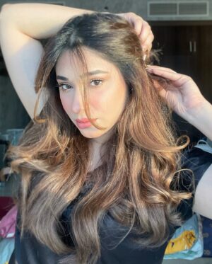 Shameen Khan Instagram - ☃️ 

Comment on your fav one 💫

#snow #winter #uae #hair #curls #healty #beauty #dxb #black ❄️ #makeupideas #makeuptutorial #fyp #instagram #sunshine #goldenlight #sunset #beauty #one
