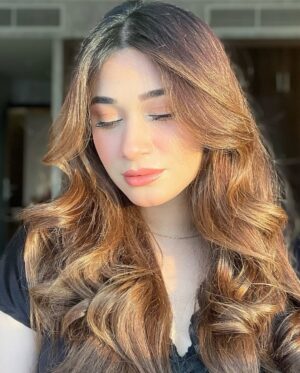 Shameen Khan Instagram - ☃️ 

Comment on your fav one 💫

#snow #winter #uae #hair #curls #healty #beauty #dxb #black ❄️ #makeupideas #makeuptutorial #fyp #instagram #sunshine #goldenlight #sunset #beauty #one