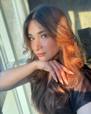 Shameen Khan Instagram - ☃️ 

Comment on your fav one 💫

#snow #winter #uae #hair #curls #healty #beauty #dxb #black ❄️ #makeupideas #makeuptutorial #fyp #instagram #sunshine #goldenlight #sunset #beauty #one