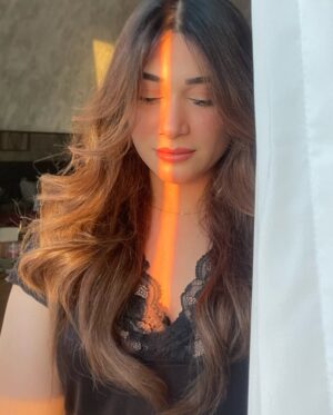 Shameen Khan Instagram - ☃️ 

Comment on your fav one 💫

#snow #winter #uae #hair #curls #healty #beauty #dxb #black ❄️ #makeupideas #makeuptutorial #fyp #instagram #sunshine #goldenlight #sunset #beauty #one