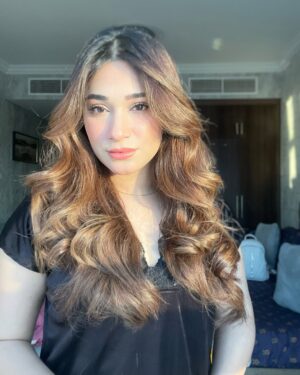 Shameen Khan Instagram - ☃️ 

Comment on your fav one 💫

#snow #winter #uae #hair #curls #healty #beauty #dxb #black ❄️ #makeupideas #makeuptutorial #fyp #instagram #sunshine #goldenlight #sunset #beauty #one