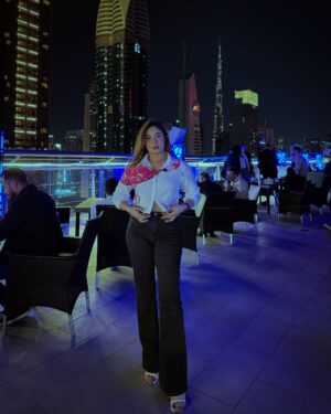 Shameen Khan Instagram - Purely vibing🪽

#burj #marinabay #businessbay #uae🇦🇪 #dubai #highlightseveryone #fyp #2025 #styleoftheday #girls #beauty #photos #instagram