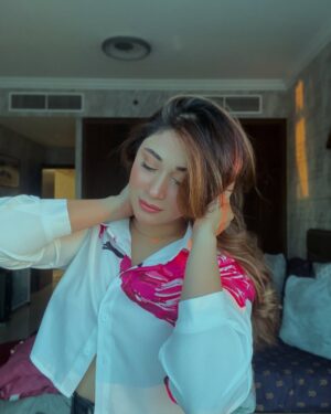 Shameen Khan Instagram - Purely vibing🪽

#burj #marinabay #businessbay #uae🇦🇪 #dubai #highlightseveryone #fyp #2025 #styleoftheday #girls #beauty #photos #instagram