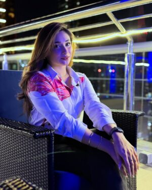 Shameen Khan Instagram - Purely vibing🪽

#burj #marinabay #businessbay #uae🇦🇪 #dubai #highlightseveryone #fyp #2025 #styleoftheday #girls #beauty #photos #instagram