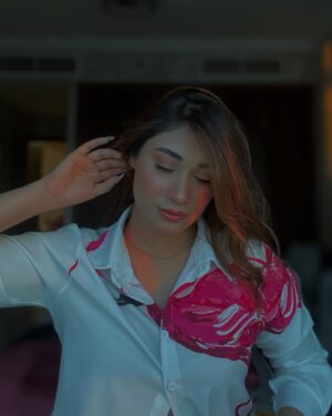 Shameen Khan Instagram - Purely vibing🪽

#burj #marinabay #businessbay #uae🇦🇪 #dubai #highlightseveryone #fyp #2025 #styleoftheday #girls #beauty #photos #instagram