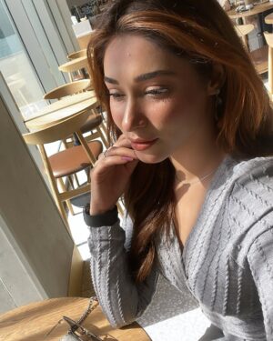Shameen Khan Instagram - Iced pumpkin spice latte 🎃 
.
.
.
.
#dxb #newyear #2025 #coffee #fyp #instagramers #newlife #newday #iamfeelinggood #shameenkhan #beauty #clearskin #shameenkhan