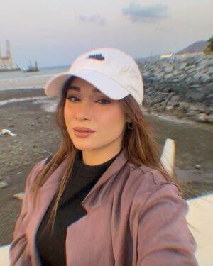 Shameen Khan Instagram - My wounds are healing with the salt
All my senses intensified
Whenever you and I, we dive
I crossed the ocean of my mind 🎧 🎶 
.
.
.
#khorfakkan #beachkhorfakkan #khorfakkanbeach #winters #2025 #ocean #uae #uaebeauty #dubai #dxb