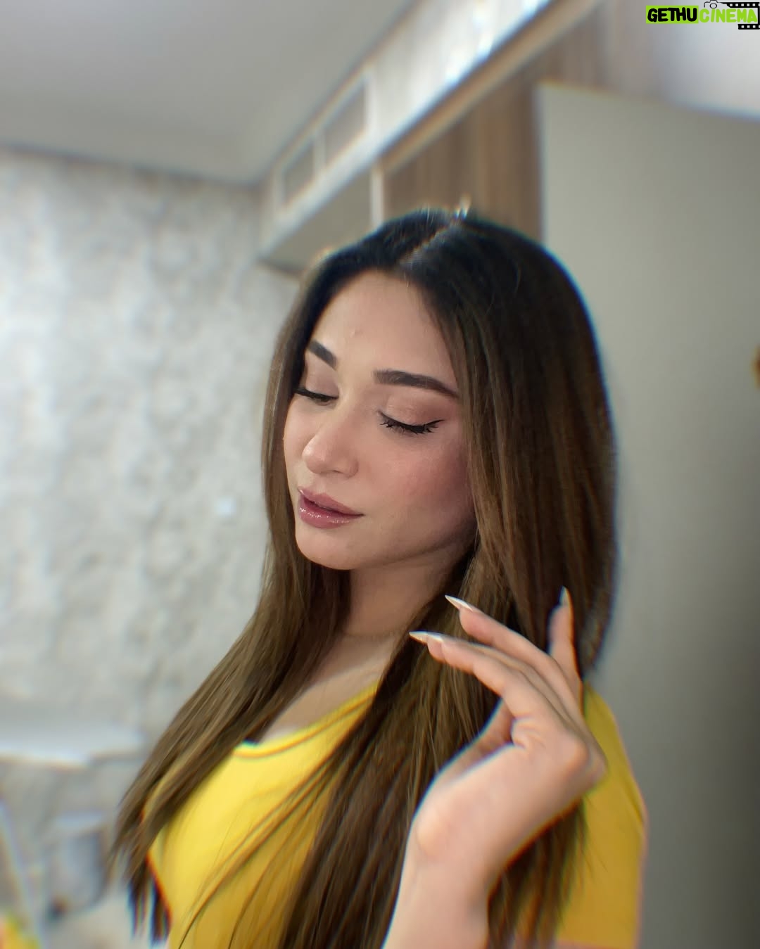 Shameen Khan - 3.2K Likes - بڑے نادان ہو میرے لیے گلاب لائے ہو
کے ہم سے ہی بہاروں کا یہاں موسم ساور تا ہے
🤭🎧