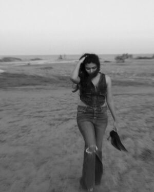 Shamni Mahe Instagram - Getting lost in the haze

Photographer: @francisxavier_official 🤎