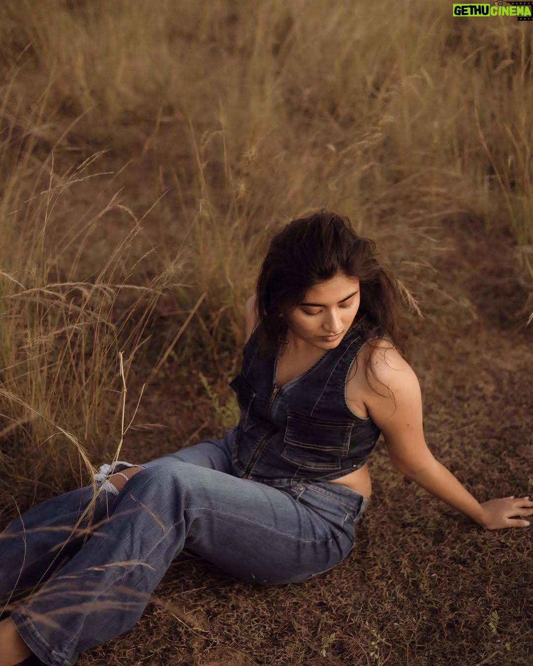 Shamni Mahe - 15.8K Likes - Getting lost in the haze
Photographer: @francisxavier_official 🤎