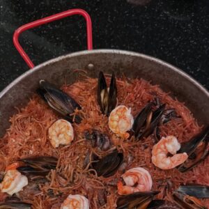 Shany Nadan Instagram - ¡Estamos en el top 6! 🔥

Subimos al balcón con “Antes muerta que sencilla”, un fideuá nacido de la creatividad, la recursividad y la pasión por hacer que cada ingrediente cuente. La cocina me ha enseñado que no se trata de lo que tienes, sino de cómo lo usas.

45 minutos, pocos ingredientes y muchas ganas… y aquí estamos. ¡Seguimos en la lucha! 💪🏼✨

Estén atentos que pronto les subiré receta de esta delicia 🤤