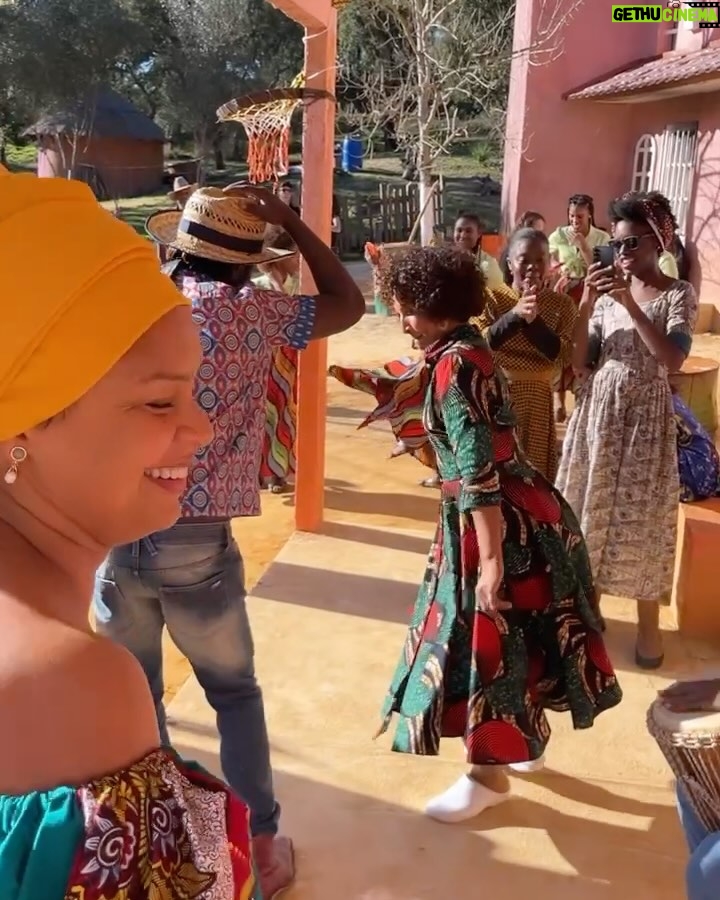 Sharam Diniz - 8.6K Likes - O meu pai dizia, família são os nossos amigos por obrigação. 🤭
Como em todas as famílias, temos as nossas diferenças… Dias ferozes e de alguns atritos mas no final, estamos lá umas para as outras. Dizer que me deixo inspirar pela forma peculiar de cada uma, seria uma declaração de amor. 🤪
Obrigada por tantas emoções, pelas lágrimas e sorrisos. 🥹😮💨
Graças a vocês sou exatamente, tudo o que sempre quis ser. ❤️
#Afazenda #Tvi