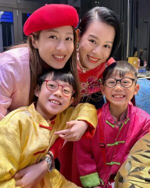 Sharon Chan Man-Chi Instagram - 年初二🎆睇煙花
多謝家豪哥的邀請
大人細路都好開心🤩